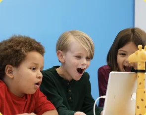 ARpedia の画面を見て驚く3人の子ども