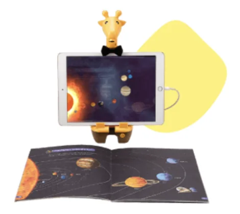SPOTTY に立てかけたタブレットに宇宙の映像が映り、手前に宇宙の絵本が開かれている