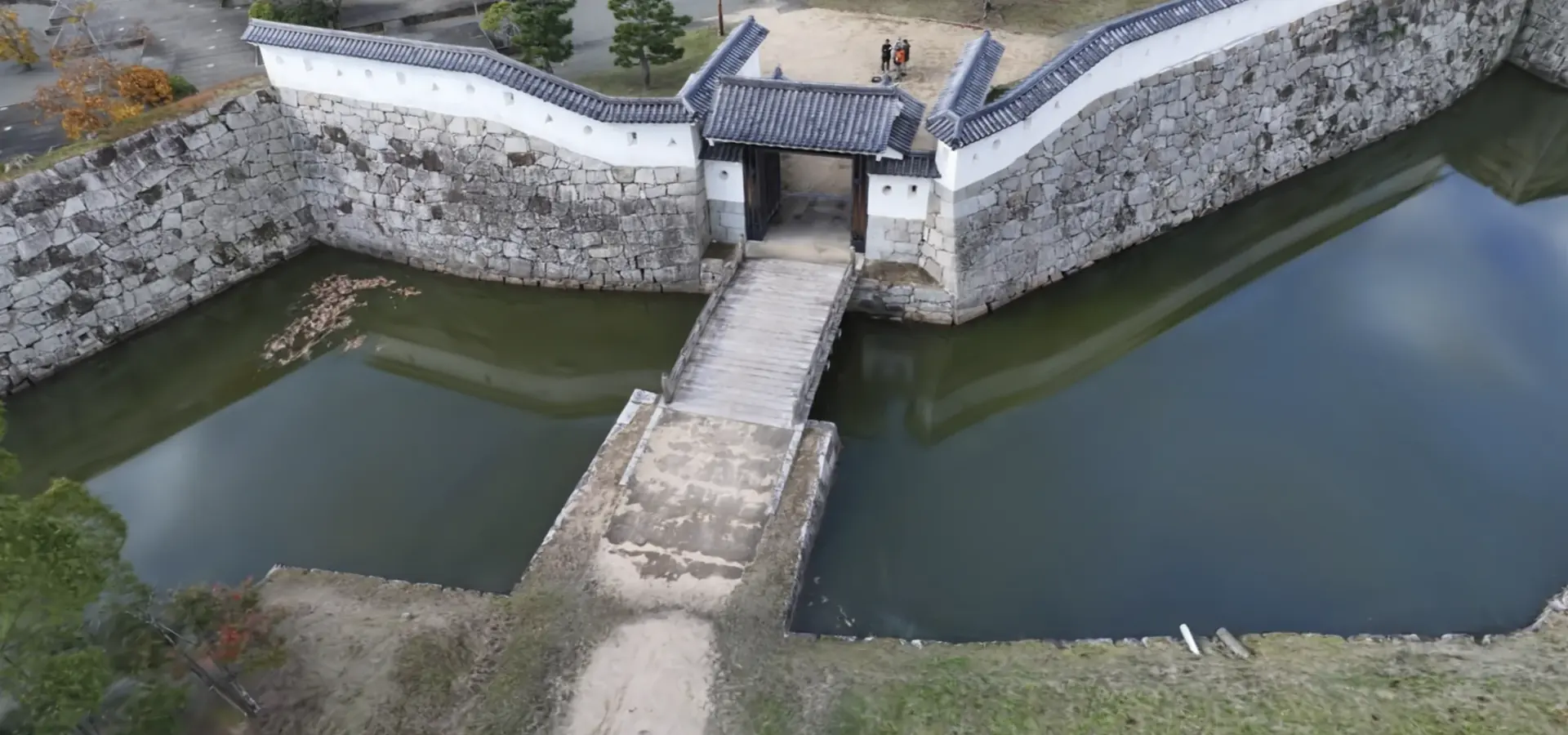 Burgtor, umgeben von Steinmauern und Wassergraben, erfasst mit 3D Gaussian Splatting