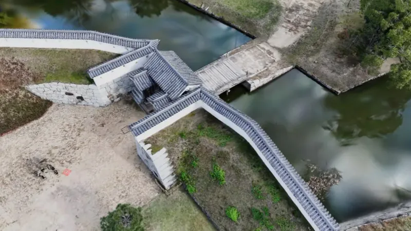 Burgtor, umgeben von Steinmauern und Wassergraben, erfasst mit 3D Gaussian Splatting