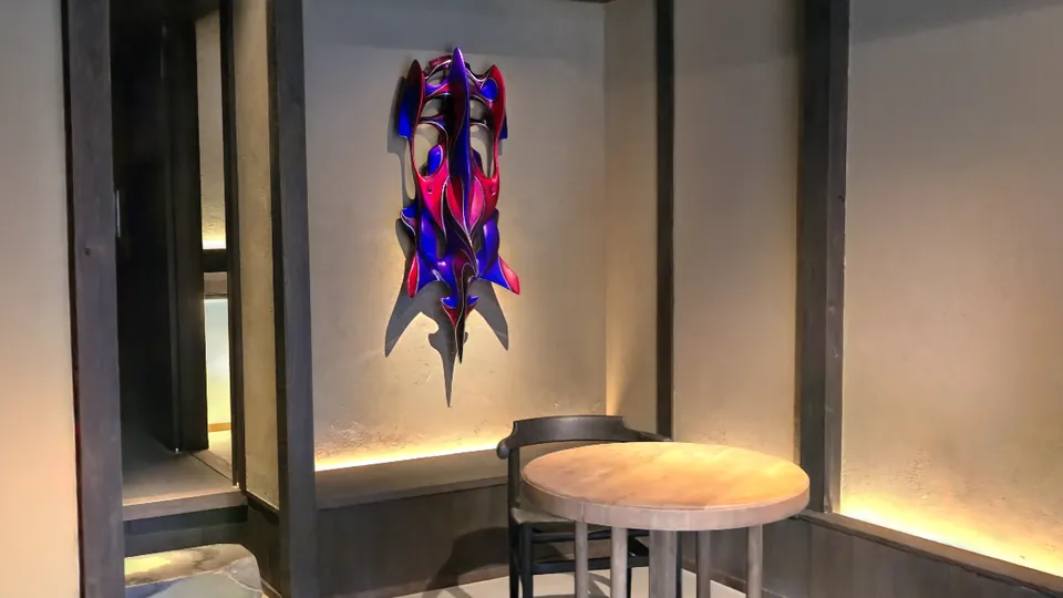 井筒屋の1階を記録した3Dデータ。塗り壁と木の柱に囲まれた室内に、丸い木のテーブルと椅子がある